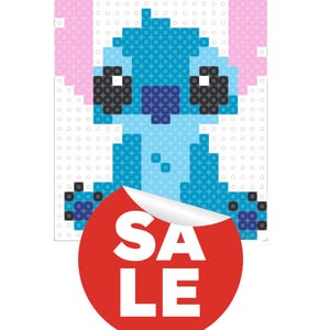 Può includere: Un'immagine pixelata di Stitch di Lilo & Stitch, nelle tonalità del blu, rosa, nero e bianco. Il personaggio è fatto di piccole perline colorate. Un cerchio rosso con la scritta "SALE" in lettere bianche è in primo piano.