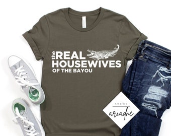 The Real Housewives of the Bayou, Louisiana Swamp, Boujee Cajun, Gator Lovin, Cajun Chic, Soft, Army Green, Bella + Canvas 3001 Camiseta