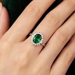 Anello di fidanzamento con smeraldo ovale, moissanite Halo, argento sterling Art Déco