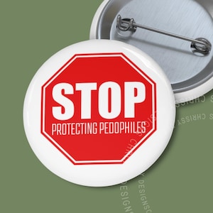 Może przedstawiać: Dwie białe przypinki. Jedna przedstawia czerwony ośmiokąt z napisem "STOP" nad "PROTECTING PEDOPHILES" białym tekstem. Druga przypinka ma agrafkę z tyłu.