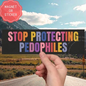 Puede incluir: Un im&aacute;n o pegatina negra con el texto "STOP PROTECTING PEDOPHILES" en letras coloridas. El im&aacute;n se sostiene frente a un fondo esc&eacute;nico de una carretera, monta&ntilde;as y cielo.