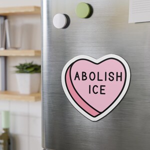 Imán o pegatina para coche con forma de corazón "Abolir el ICE", protesta política imagen 4