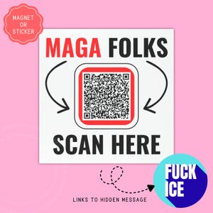 Könnte beinhalten: Ein weißer quadratischer Magnet oder Aufkleber mit dem Text "MAGA FOLKS" in Rot und "SCAN HERE" in Schwarz. Ein QR-Code befindet sich in der Mitte, mit Pfeilen, die darauf zeigen. Ein blauer Kreis mit dem Text "FUCK ICE" befindet sich unten rechts.