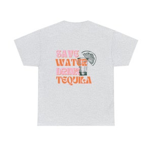 Risparmia acqua bere tequila camicia, t-shirt tequila, camicia happy hour, addio al nubilato bomboniere, t-shirt alcolica, t-shirt preppy, camicie da festa immagine 7