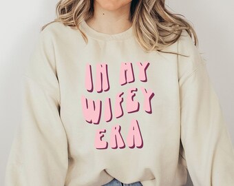 In meiner Wifey Ära, Wife Crewneck, Wife Sweatshirt, Geschenk für Frau, Hochzeitsgeschenkideen, frisch Frau Geschenk, adrettes Crewneck, adrettes Sweayshirt
