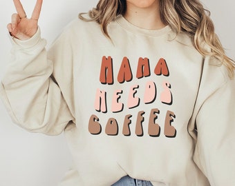 Mama braucht Kaffee Crewneck, Kaffee Addict Sweatshirt, Geschenk für Mama, Mama Humor, Muttertag Geschenkideen, Kaffee Liebhaber Crewneck