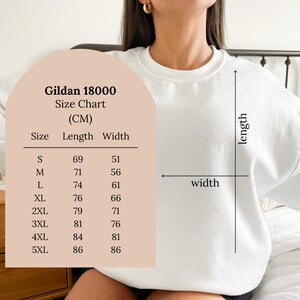 Puede incluir: Tabla de tallas para sudaderas Gildan 18000 en cent&iacute;metros. La tabla muestra las medidas de longitud y ancho para las tallas S a 5XL.