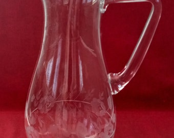 Vintage mundgeblasener Glaskrug mit Blumen und Weinrebe geätzt