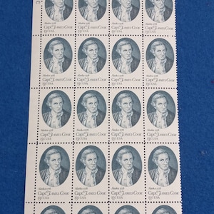 Könnte beinhalten: Eine Bogen mit 20 Briefmarken der Vereinigten Staaten mit einem Porträt von Captain James Cook. Die Briefmarken sind blau und weiß und zeigen Cook in einem weißen Hemd und einer blauen Jacke. Der Text auf den Briefmarken lautet "Alaska 1778 Capt. James Cook 13c USA".