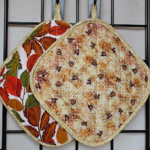 Agarraderas con forma de panal de abejas: con diseño floral de panal, color amarillo y marrón, aislantes, hechas en casa, lavables a máquina, secables a máquina, acolchadas.
