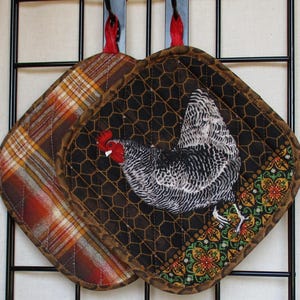 Chicken Rooster Pot Holders: Insulated, quilted machine-washable homemade black red speckled white machine-dryable yellow