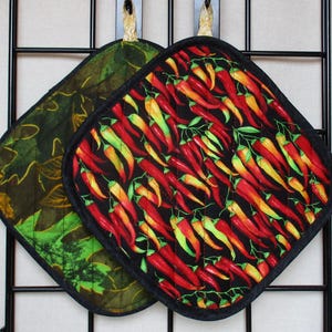 Puede incluir: Un letrero de madera hecho a mano con la palabra "Welcome" escrita a mano. El letrero está pintado de blanco con un acabado envejecido, y una pequeña hoja verde está adjunta. Para la decoración del hogar.