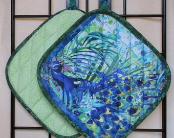 Agarraderas de pavo real de la jungla: hojas hechas a mano, azul, verde, lila, blanco, amarillo, acolchadas, aislantes, lavables a máquina, aptas para secadora.
