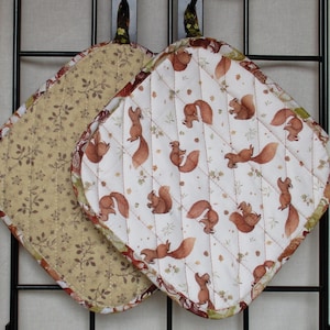 Eichhörnchen Und Eicheln Topflappen: Blätter in Tan Grün Creme gequiltet Hausgemacht gequiltet maschinenwaschbar trocknergeeignet