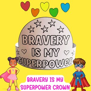 Op de afbeelding: Een witte papieren kroon met de tekst "BRAVERY IS MY SUPERPOWER" en illustraties van sterren en harten. De kroon is omgeven door cartoonafbeeldingen van een superheld en een superheldin, en kleurrijke harten op een gele achtergrond.