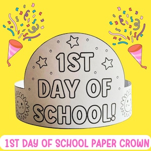 以下が含まれることがあります： 「1ST DAY OF SCHOOL！」の黒い文字が入った白い紙製の王冠。王冠には星と点の装飾、笑顔の太陽があります。紙吹雪とクラッカーが背景にあります。「1ST DAY OF SCHOOL PAPER CROWN」という文字が下にあります。