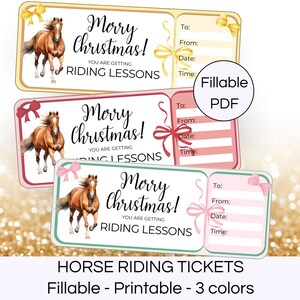 Peut inclure: Trois certificats cadeaux imprimables pour des cours d'équitation sur le thème de Noël. Les certificats sont en jaune, rose et vert avec une illustration aquarelle d'un cheval sur chacun. Le texte sur les certificats indique "Joyeux Noël ! Vous recevez des cours d'équitation." Les certificats ont des espaces à remplir avec le nom du destinataire, le nom du donateur, la date et l'heure.