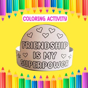 Puede incluir: Una corona de actividad para colorear con el texto "FRIENDSHIP IS MY SUPERPOWER" y dise&ntilde;os de corazones y estrellas. La corona es blanca con contornos negros, sobre un fondo amarillo con l&aacute;pices de colores.