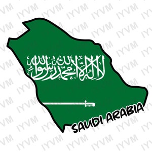 Op de afbeelding: Een groene en witte omtrek van het land Saoedi-Arabië met de Saoedi-Arabische vlag erin. De vlag heeft een groene achtergrond met een witte inscriptie en een wit zwaard. De tekst "SAUDI ARABIA" staat in het zwart onder de omtrek.