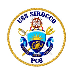 Może przedstawiać: Złoty sznurkowy brzeg otacza błękitno-złoty herb z tekstem "USS SIROCCO PC6" i słowami "VIRTUE SPEED FEROCITY".