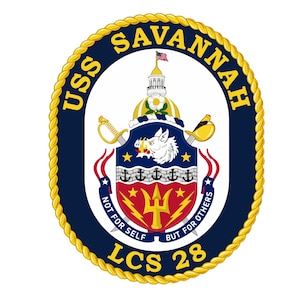 Puede incluir: Un emblema circular azul y dorado con un borde de cuerda. El emblema presenta el texto "USS SAVANNAH LCS 28" y un escudo de armas con un jabalí, espadas y anclas. El texto "NOT FOR SELF BUT FOR OTHERS" está escrito debajo del escudo de armas.
