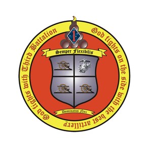 Może przedstawiać: Okrągły emblemat z żółtą obwódką i czerwonym środkiem. W środku znajduje się tarcza z czterema armatami i emblematem Korpusu Piechoty Morskiej. Tekst wokół obwódki brzmi "God fights with Third Battalion God fights on the side with the best artillery" oraz "Semper Flexibilis" i "Dominatus Rox".