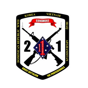 Puede incluir: Un emblema en blanco y negro con forma de escudo con el texto "GUNSMOKE" en rojo. El escudo presenta dos rifles cruzados y el texto "DOMINICAN REPUBLIC WWII", "KOREA", "VIETNAM", "IRAQ", "AFGHANISTAN", "GHOST BATTALION" y "THE PROFESSIONALS".