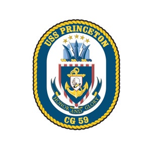 Könnte beinhalten: Ein blaues und goldenes kreisförmiges Emblem mit dem Text "USS PRINCETON CG 59" und den Worten "HONOR AND GLORY" in einem Banner unter einem Schild mit einem Anker und einem fünfzackigen Stern.