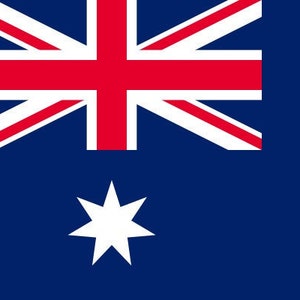 Puede incluir: La bandera australiana tiene un fondo azul con una Union Jack en la esquina superior izquierda y una gran estrella blanca de siete puntas en la esquina inferior izquierda. Hay cinco estrellas blancas más pequeñas en la esquina superior derecha.