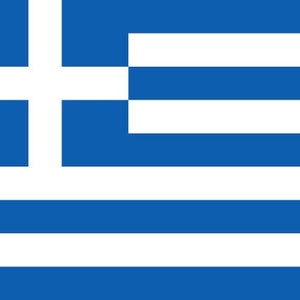Puede incluir: La bandera de Grecia es azul y blanca. Tiene nueve franjas horizontales, siendo las franjas superior e inferior azules y las restantes alternando entre blanco y azul. Una cruz blanca está centrada en la esquina superior izquierda de la bandera.