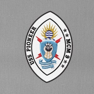 USS Pioneer MCM-9 Distintivo Iron On Heat Transfer Vinyl HTV Avenger Class Mine Contromisure Nave