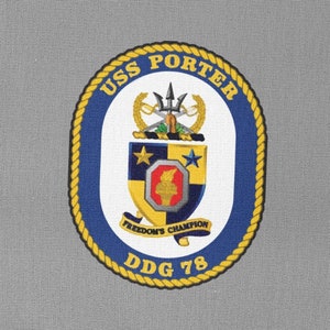 Può includere: Una toppa ricamata blu navy e oro con il testo "USS PORTER DDG 78" e uno stemma con uno scudo con un designo rosso e giallo, due stelle e un tridente.