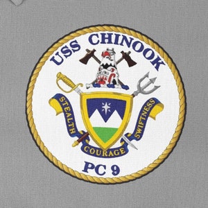 Pode incluir: Um remendo circular branco e azul com uma borda de corda. O remendo tem o texto "USS CHINOOK PC 9" e um brasão com uma cordilheira, uma estrela e as palavras "Stealth", "Courage" e "Swiftness".