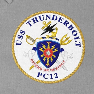 Pode incluir: Um remendo circular branco e dourado com uma borda de corda. O remendo apresenta um escudo com um raio e uma estrela, rodeado por uma águia preta com um raio em suas garras. O texto "USS THUNDERBOLT PC12" está escrito ao redor do escudo. O texto "DEFEND OR DESTROY" está escrito abaixo do escudo.