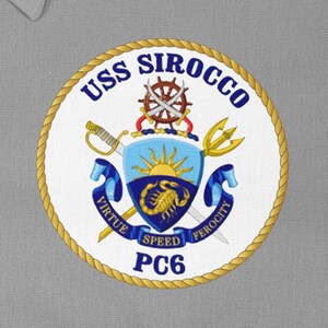 Pode incluir: Um remendo circular dourado e branco com o texto "USS SIROCCO PC6" e um design náutico. O remendo apresenta uma roda de navio, uma espada, um tridente, um escorpião e as palavras "Virtue", "Speed" e "Ferocity".