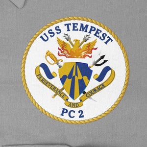 Pode incluir: Um remendo circular branco com uma borda de corda dourada. O remendo apresenta um brasão com uma águia dourada, espadas e um escudo com ondas azuis e douradas. O texto "USS TEMPEST PC 2" está escrito em preto em torno do brasão. O texto "PERSEVERANCE AND COURAGE" está escrito em preto em uma fita azul e dourada.