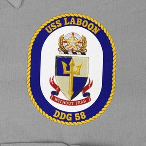 Può includere: Una toppa ricamata blu e oro con il testo "USS LABOON DDG 58" e uno stemma con un tridente e le parole "WITHOUT FEAR".