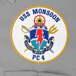 Pode incluir: Um círculo branco com uma borda de corda dourada, apresentando o texto "USS MONSOON PC 4" e um brasão com um raio, espadas e um tridente. O brasão é rodeado pelo texto "Strike with Fury".