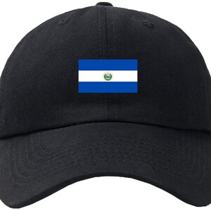 Op de afbeelding: Een zwarte baseballpet met de vlag van El Salvador geborduurd op de voorkant.