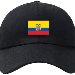 Op de afbeelding: Een zwarte baseballpet met de vlag van Ecuador geborduurd op de voorkant. De vlag is geel, blauw en rood met het Ecuadoraanse wapen in het midden.