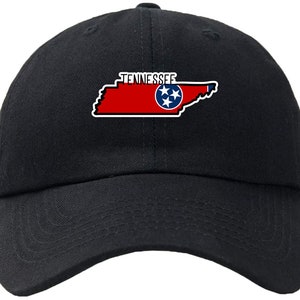 Op de afbeelding: Zwarte baseballpet met een geborduurde omtrek van de staat Tennessee met de vlag van de staat erin. De tekst "Tennessee" staat boven de omtrek van de staat.