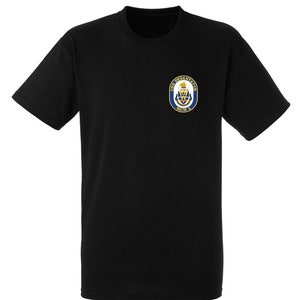 MCM-6 USS Devastator Schwarzes Kurzarm T-Shirt Abzeichen auf der linken Brust gedruckt