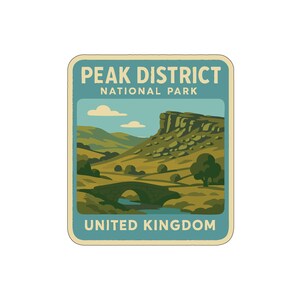 Op de afbeelding: Een rechthoekige sticker met een landschapsillustratie van het Peak District National Park in het Verenigd Koninkrijk. Het ontwerp toont groene heuvels, een stenen brug en de tekst "PEAK DISTRICT NATIONAL PARK" en "UNITED KINGDOM". De kleuren zijn groen, blauw en beige.