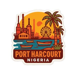 Może przedstawiać: Naklejka przedstawiająca stylizowaną ilustrację Port Harcourt w Nigerii. Projekt zawiera budynki przemysłowe, diabelski młyn, palmy i łodzie na wodzie, na tle zachodu słońca. Tekst "PORT HARCOURT NIGERIA" jest wyraźnie widoczny.