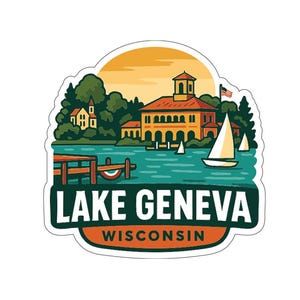 Könnte beinhalten: Ein Aufkleber mit einer malerischen Illustration von Lake Geneva, Wisconsin. Das Design umfasst einen See mit Segelbooten, ein großes Gebäude, Bäume und den Text "Lake Geneva Wisconsin" in fetter Schrift.
