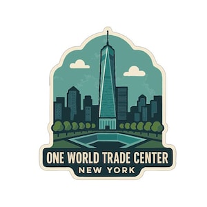 Könnte beinhalten: Ein Aufkleber mit dem One World Trade Center in New York City. Die Illustration zeigt den Wolkenkratzer, die umliegenden Gebäude, Bäume und ein Reflexionsbecken, alles in Türkis-, Grün- und Blautönen. Der Text "ONE WORLD TRADE CENTER NEW YORK" befindet sich unten.