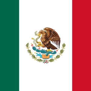 Puede incluir: La bandera de México es una tricolor vertical de verde, blanco y rojo. La banda blanca tiene el escudo nacional, que representa un águila dorada posada sobre un nopal, con una serpiente en su pico. El águila mira hacia la izquierda, y el nopal crece sobre una roca. El escudo está rodeado por una corona de ramas de roble y laurel.