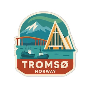 以下が含まれることがあります： ノルウェーのトロムソをスタイリッシュに描いたステッカー。橋、ボート、山、教会がデザインされています。「TROMSØ NORWAY」の文字が赤色のバナーで下部に表示され、ターコイズとオレンジの配色です。