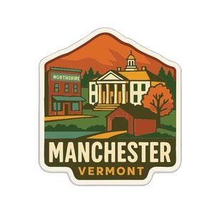 Op de afbeelding: Een sticker met een gestileerde illustratie van Manchester, Vermont. Het ontwerp omvat een gebouw met zuilen, een overdekte brug en een bergketen in oranje- en bruintinten. De tekst "MANCHESTER VERMONT" is duidelijk zichtbaar.