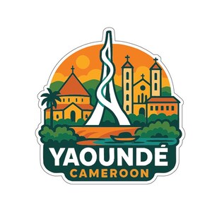 Op de afbeelding: Een sticker met een gestileerde illustratie van Yaoundé, Kameroen. Het ontwerp bevat een prominente witte structuur, gebouwen, een zonsondergang en de naam van de stad in vette letters.